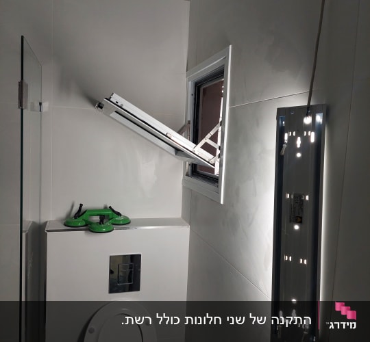 חלון אלומיניום פתוח עם מסגרת מתכת